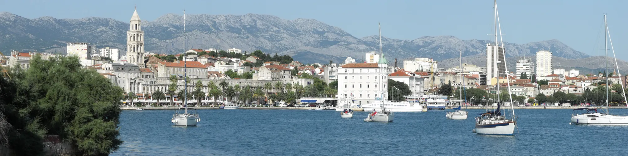 Panorama real da orla de Split, com a cidade histórica e o mar Adriático